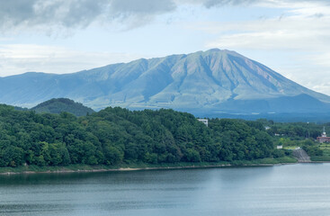 岩手山　二つの外輪山からなる標高2,038mの成層火山