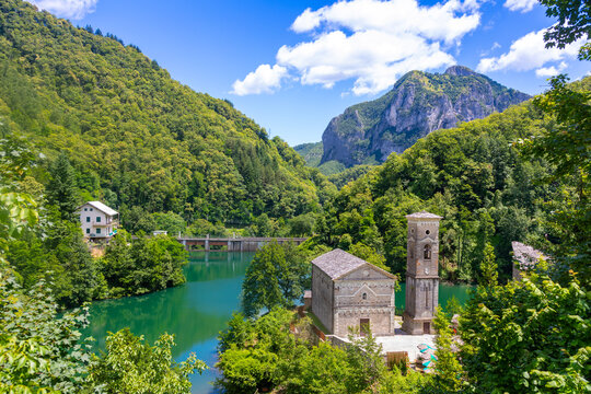 Isola Santa, San Jacapo Church, Turrite Secca river, Apuan Alps, Garfagnana, Tuscany, Italy