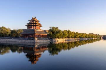 Obraz premium Beautiful water reflection of Forbidden City Corner Tower or Jiaolou in Beijing