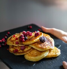 Pancakes mit gefrorenen Beeren