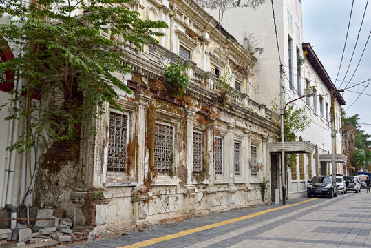 Ruined buildings in Kepodang Street, Old Town of Semarang, Java island, Indonesia, Southeast Asia