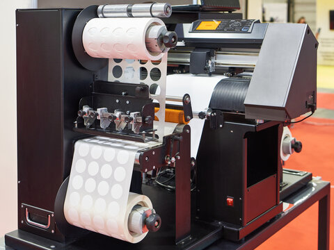 Tabletop label finisher