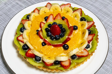 彩り華やかなフルーツタルトを斜め上から