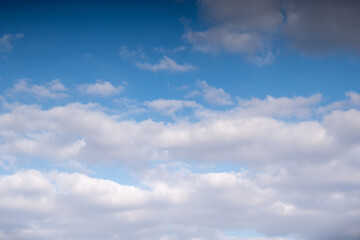 Obraz premium Colorful skies and clouds clumped together.