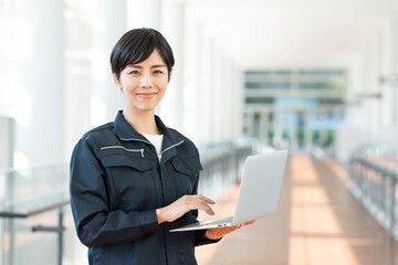 オフィスビルでパソコンを使う作業員の女性