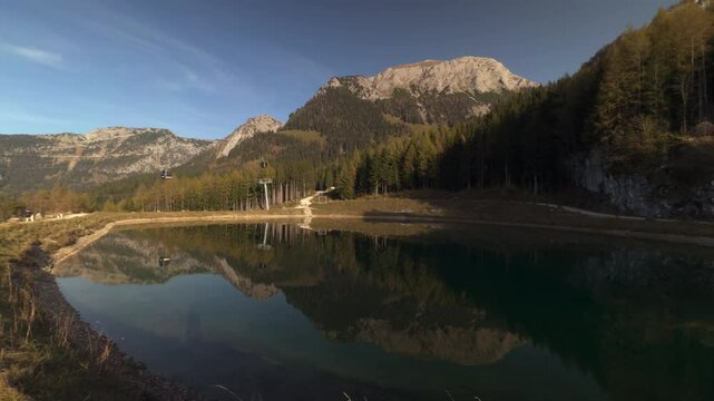 Speichersee am Jenner beim Konigssee in Deutschland, Bayern. Jennerbahn in Berchtesgaden. Moderne Bergbahn am Jenner in Schoenau am Koenigssee. Mittelstation. Alpine ski lift and lake in Germany. 