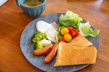 パンと卵とスープとフルーツのある朝食