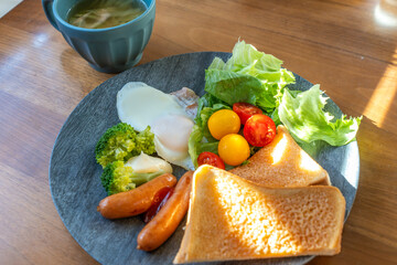 パンと卵とスープとフルーツのある朝食