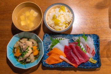 美味しそうな刺身定食