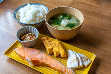 鮭とみそ汁のある朝食