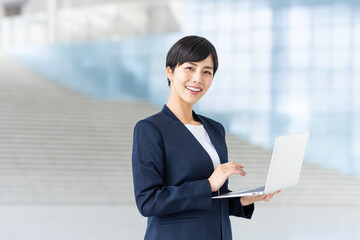 オフィスで働く日本人の女性