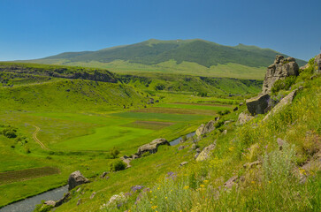 Obraz premium Arayiler Mountain and Kasagh river canyon scenic view from Astvatsynkal Monastery (Yernjatap, Armenia)