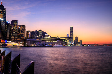 Obraz premium Vibrant Hong Kong Skyline Illuminated at Twilight Over Victoria Harbour 