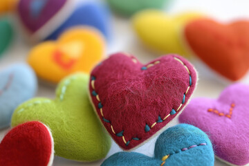 Obraz premium Colorful felt hearts with intricate stitching for a cheerful and artistic display