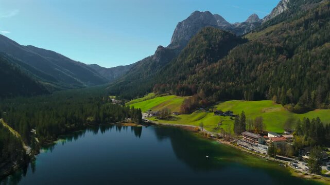 Hintersee bei Ramsau Luftaufnahme im Herbst in Deutschland, Bayern. Ramsauer Ache fruher Ferchensee oder Forchensee grosser See in der Gemeinde Ramsau im Berchtesgadener Land in Germany, Bavaria. 