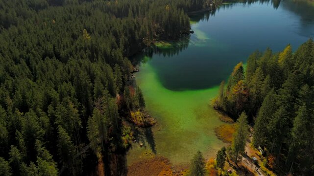 Hintersee bei Ramsau Luftaufnahme im Herbst in Deutschland, Bayern. Ramsauer Ache fruher Ferchensee oder Forchensee grosser See in der Gemeinde Ramsau im Berchtesgadener Land in Germany, Bavaria. 