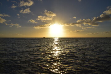 ハワイのビーチにて眺める美しい夕日と海