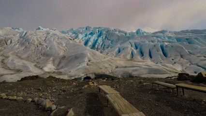 Imagen tomada en el Calafate, Argentina en la que se aprecia lago, montañas y nevados.