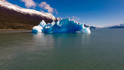 Imagen tomada en el Calafate, Argentina en la que se aprecia lago, montañas y nevados.
