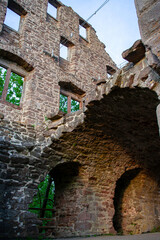 Ruine der Burg Zavelstein im Kreis Calw in Baden-Württemberg, Nordschwarzwald. Ruins of Zavelstein Castle in the district of Calw in Baden-Württemberg, northern Black Forest