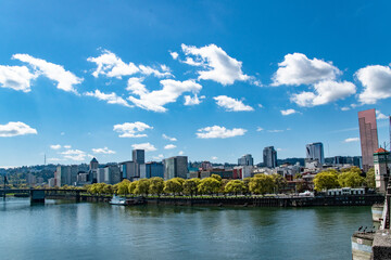 Obraz premium Portland, OR City Skyline on Sunny Summer Day