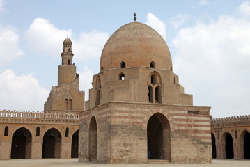 Obraz premium View of the Ablutions fountain and Minaret, Mosque of Ahmad Ibn Tulun Cairo Egypt 