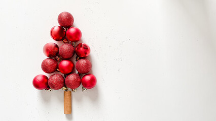 Choinka, bombki czerwone, kartka świąteczna, Boże Narodzenie. Christmas tree, Christmas card, red baubles, Christmas, Merry Christmas. 