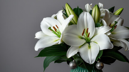 Obraz premium Beautiful holiday arrangement featuring snowy white lilies and green branches, perfect for festive celebrations. elegant bouquet adds touch of sophistication to any decor