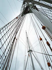 Obraz premium Part view of the mast of an historical sailing ship
