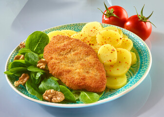 Sojaschnitzel vegan mit Kartoffeln und Salat, Schnitzel, Kartoffeln, 