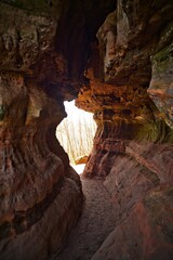 Durchgang durch eine Felsspalte in den Altschlossfelsen bei Eppenbrunn, Rheinland-Pfalz