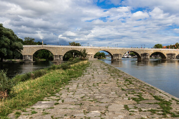 Steinerne Brücke, im Sommer in Regensburg. 