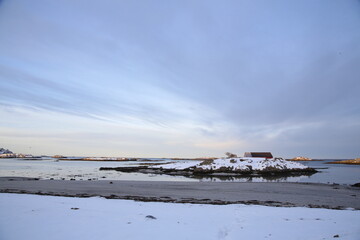 Spiaggia di Andenes all'alba in inverno, a nord dell'isola di Andoya. Norvegia del Nord.