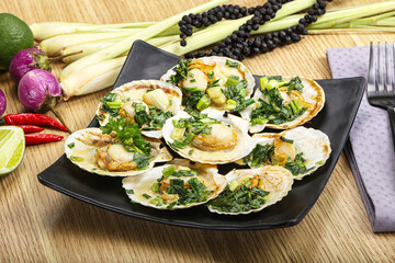 Grilled scallops with green onion
