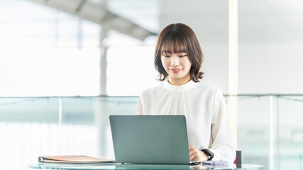 ノートパソコンを使う若い女性・ビジネスウーマン