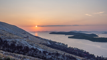 morze z zachodzącym słońcem © jcamel