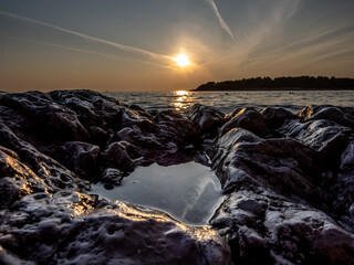 morze z zachodzącym słońcem © jcamel