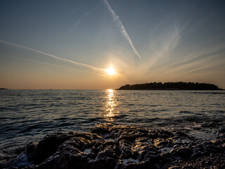 morze z zachodzącym słońcem © jcamel