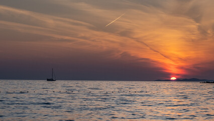 morze z zachodzącym słońcem © jcamel