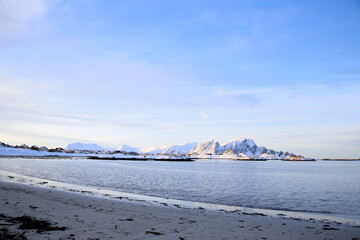 Spiaggia deserta di Andenes all'alba in inverno, a nord dell'isola di Andoya. Norvegia del Nord.