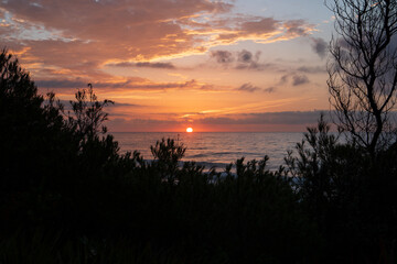 Sonnenaufgang am Mittelmeer im Naturpark Serra d'Irta bei Alcossebre, Provinz Castellón, Autonome Gemeinschaft Valencia, Spanien