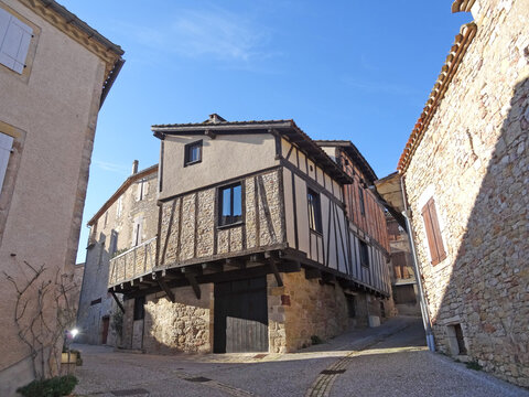 Village de Puycelsi dans le Tarn 