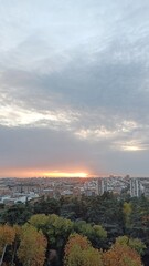 Paisaje otoñal desde un balcon al atardecer