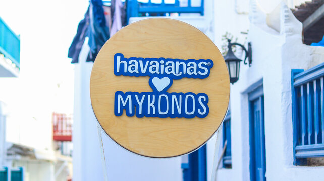 Loja da Havaianas em Mykonos, Gr&eacute;cia, exibindo chinelos coloridos e vibrantes. A imagem transmite a atmosfera descontra&iacute;da e alegre da ilha, Foto feita em Mykonos, Gr&eacute;cia em 08 Nov 2024