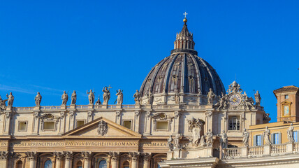 Obraz premium Topo da Basílica de São Pedro no Vaticano, oferecendo uma vista deslumbrante da cúpula e da praça. A imagem captura a grandiosidade e a arquitetura impressionante do icônico monumento religioso
