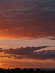 Obraz premium Horizon at sunset with hues of orange and pink.