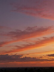 Obraz premium Horizon at sunset with hues of orange and pink.