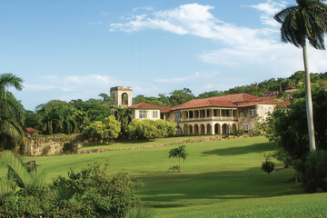 Fototapeta premium Colonial-Style Mansion with Lush Green Surroundings