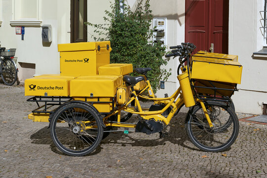 Fahrrad eines Postboten der Deutschen Post AG, Teil der DHL Group in der Innenstadt von Brandenburg an der Havel