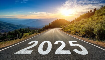2025 auf dem Weg: Asphaltstraße in Richtung Berge bei Sonnenaufgang